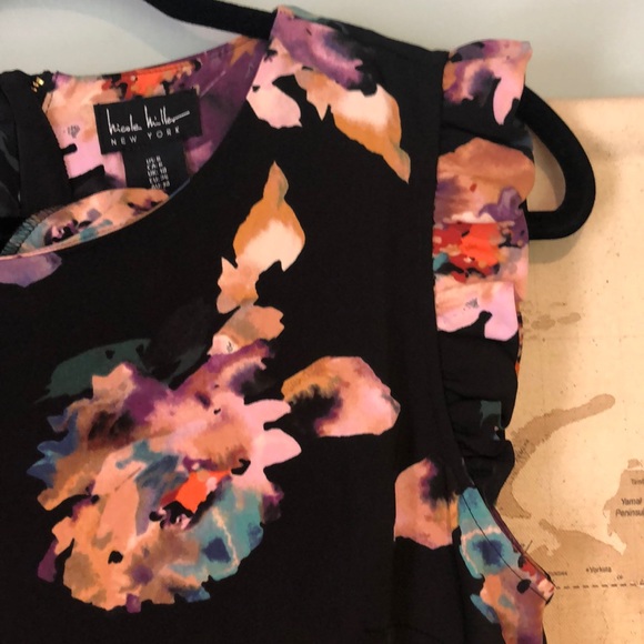 Shift dress with ruffle shoulder - Picture 3 of 5